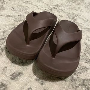 SKIMS cocoa flip flops